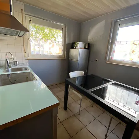 Cosy 3 Whg Incl Grosser Wohnkueche, Smart Tv, Wlan, Eutelsat & Astra Satelliten Tv, Viele Parkplaetze Vorhanden, Langzeitmiete بيت للعطل *